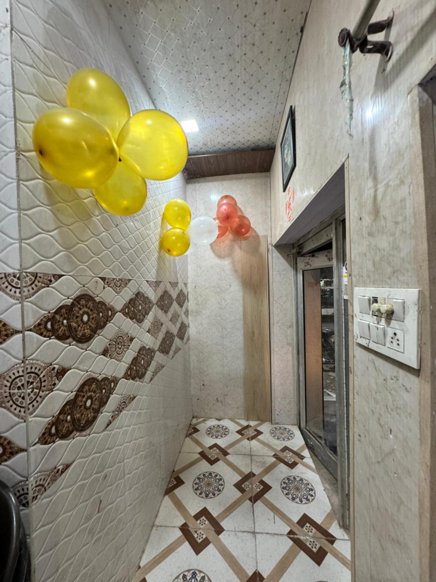 Pakhi Residency Hotel Vrindāvan Buitenkant foto