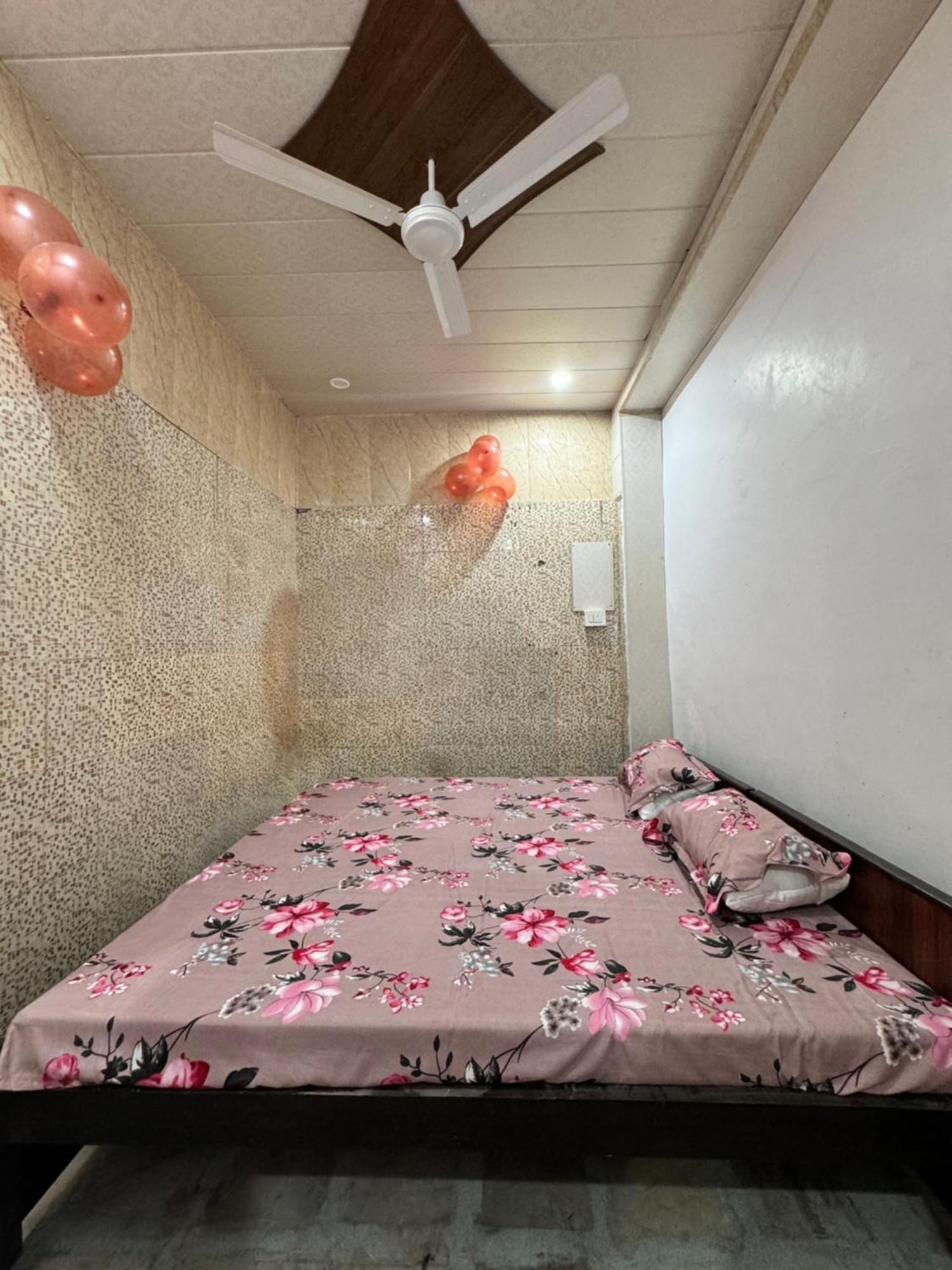 Pakhi Residency Hotel Vrindāvan Buitenkant foto
