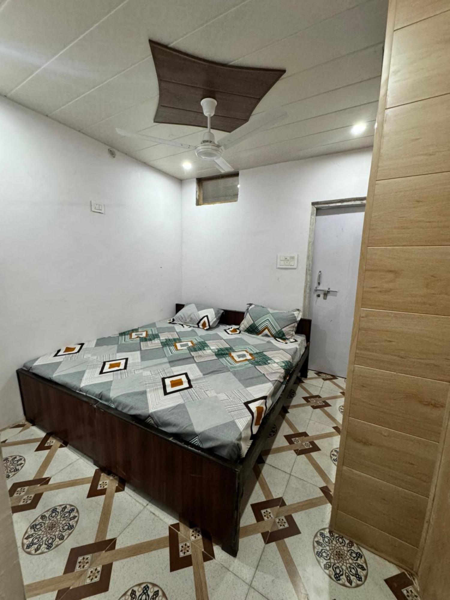 Pakhi Residency Hotel Vrindāvan Buitenkant foto