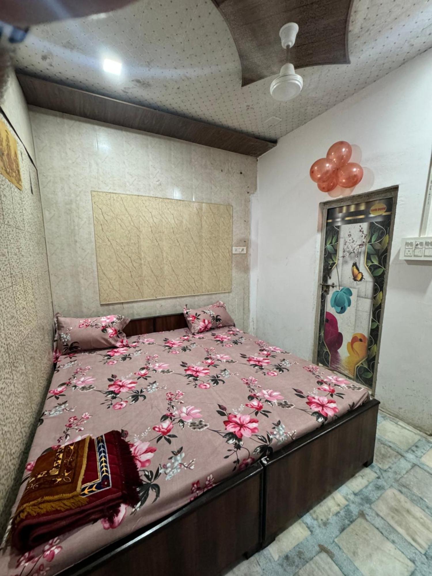 Pakhi Residency Hotel Vrindāvan Buitenkant foto