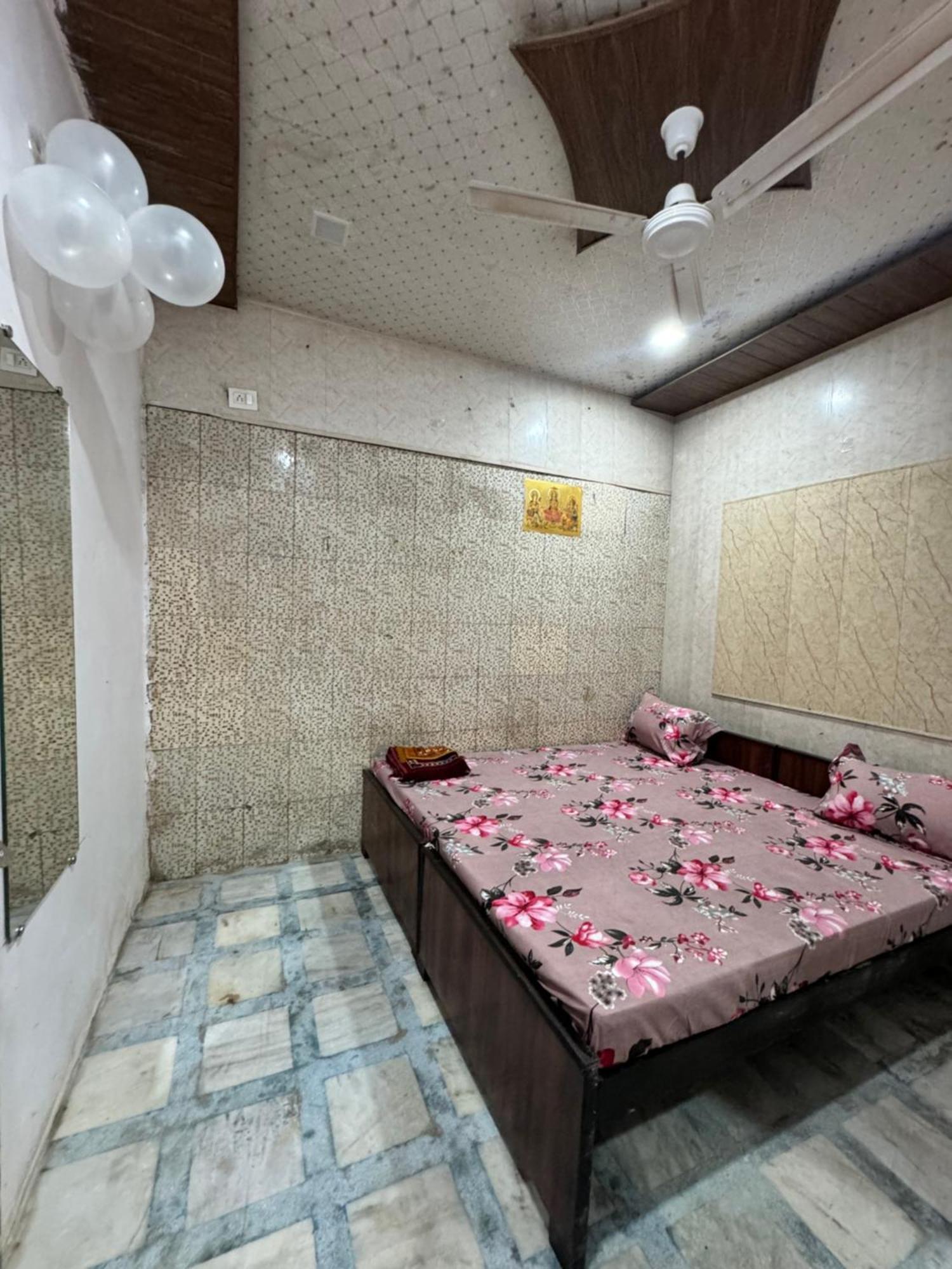 Pakhi Residency Hotel Vrindāvan Buitenkant foto